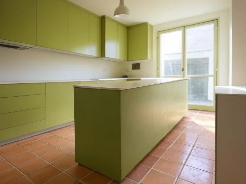 Reforma de cocina en la Garriga: Espacio moderno con suelo de gres y muebles verde pistacho