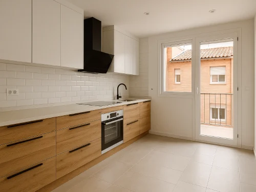 Reforma de cocina con mobiliario moderno en Parets del Vallès Cocina reformada con muebles blancos y de madera clara, encimera de obra y luz natural en Parets del Vallès